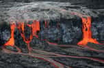 Une éruption du volcan Kilauea à Hawaï a émis de grandes quantités de laves formant la cascade que l'on voit sur cette photo. © USGS