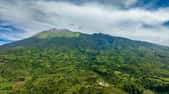 Le volcan Kanlaon, aux Philippines, avec des cultures sur les flancs. © Alex Traveler, Adobe Stock