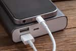 Une batterie externe peut s'avérer très utiles lorsque vous êtes en déplacement © Arkadiusz Fajer, Adobe Stock