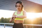 Voici une sélection  des meilleures montres connectées pour femme en 2025 © BullRun, Adobe Stock