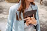 Le stylet est un accessoire indispensable pour laisser parler sa créativité avec une tablette tactile © Valeriia, Adobe Stock
