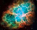 Observée ici par Hubble, la nébuleuse du Crabe est le reste de l’explosion d’une étoile située à environ 6.300 années-lumière de la Terre. La supernova était visible sur Terre en 1054. Le reste de l’étoile qui se trouve vers le centre de la nébuleuse est un pulsar. PSR B0531+21 tourne sur lui-même environ 30 fois par seconde. L'image est formée de l'assemblage de 24 prises individuelles de la Wide Field and Planetary Camera de Hubble. Les couleurs trahissent l’existence de différents éléments expulsés lors de l'explosion. Le bleu représente l'oxygène neutre, le vert le soufre ionisé une fois et le rouge indique l'oxygène ionisé deux fois. © Nasa, Esa, J. Hester, A. Loll (université de l’État d’Arizona)