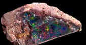 L’opale désignée par les scientifiques par les lettres AG est la plus connue des opales. Elle est amorphe, la lettre A désignant justement ce caractère particulier pour un minéral. © Didier Descouens, Wikipédia, CC by-sa 4.0