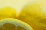 Le jus de citron est un décolorant naturel qui peut atténuer les taches de vieillesse. © Phovoir
