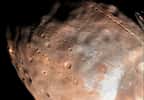 Phobos (27 x 22 x 18 km), l’une des deux petites lunes de Mars, n’est qu’à 6.000 km de la surface de la Planète rouge. Comme le montre cette photo, elle présente un curieux réseau de sillons à sa surface. © Nasa, JPL-Caltech, University of Arizona