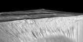 Des écoulements observés à la surface de Mars, ici en l’occurrence sur les pentes du cratère Garni, par la caméra Hirise (High Resolution Imaging Science Experiment) de la sonde MRO (Mars Reconnaissance Orbiter). © Nasa, JPL-Caltech, University of Arizona