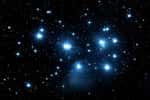 Une vue de l'amas ouvert des jeunes étoiles des Pléiades. © cnes