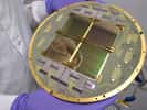 Au cœur du radiotélescope Bicep2, on trouve ce dispositif refroidi en dessous d’un kelvin. Il contient des capteurs associés à 2.000 Squid. Ils servent à amplifier le signal laissé dans des capteurs utilisés pour étudier la polarisation de la plus vieille lumière du monde, celle du rayonnement fossile. Paradoxalement, la cryogénie et la supraconductivité à basse température nous permettent d'étudier la fournaise du Big Bang. © Anthony Turner, JPL