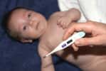 Idéale en cas de fièvre chez l'enfant, la prise de température par voie rectale est la plus précise. © Phovoir