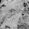 Rosetta était à 8,9 km de la surface de la comète 67P/Churyumov-Gerasimenko lorsque la Navcam a réalisé cette image, le 14 février 2015 à 14 h 15 TU. Un peu plus tôt, à 12 h 41 TU, la sonde spatiale était au plus près (6 km) du noyau cométaire. Le Soleil était ce jour-là dans son dos, lui offrant ainsi un excellent éclairage des régions survolées. L’image nous fait redécouvrir la région d’Imhotep, dans un cadre de 1,35 x 1,37 km (la résolution est de 0,76 m/pixel). Parmi les rochers en haut à gauche, le plus gros, nommé Cheops, mesure environ 45 m. La variété de ces paysages couleur de cendre est fascinante. Vous pouvez télécharger l’image en haute résolution ici. © Esa,Rosetta, NavCam – CC BY-SA IGO 3.0