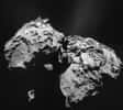 Mosaïque de 4 images de la comète 67P/Churyumov-Gerasimenko prises par la caméra de navigation (Navcam) de Rosetta, le 12 janvier 2015 à 27,9 km du centre du noyau cométaire. On distingue les deux lobes caractéristiques de Tchouri (ou Chury). À gauche, la dépression circulaire où affleurent de gros rochers est désormais nommée Hatmehit. Elle se situe à proximité du site Agilkia, dans la région Bastet, où devait initialement se poser Philae. © Esa, Rosetta, Navcam, CC BY-SA IGO 3.0