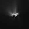 Vue d’ensemble du noyau de Tchouri photographié avec la caméra de navigation de Rosetta, le 15 juin 2015, à 207 km de distance. Les jets de gaz se multiplient à l’approche du périhélie, notamment dans la région dite du cou, entre les deux lobes et celle du plus petit des deux (à gauche) ici exposée au Soleil. © Esa, Rosetta, NavCam – CC BY-SA IGO 3.0