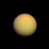 Portrait de Titan, plus grande lune de Saturne, capturée par la sonde spatiale Cassini à environ 190.000 km de distance le 30 janvier 2012. Épaisse de plus de 600 km, son atmosphère abonde en azote dont le rapport isotopique suggère une origine commune aux éléments qui peuplent le lointain nuage de Oort. © Nasa, JPL-Caltech, Space Science Institute