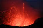 Éruption de type strombolienne caractérisée par des gerbes ou projection de lave en forme de fontaine. © Rolfcosar, Wikimedia Commons, CC BY-SA 2.5