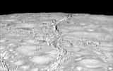 Région proche du pôle nord d’Encelade photographiée le 14 octobre 2015 par la sonde Cassini, à environ 6.000 km de la surface. Il n’y a pas que des cratères d’impact comme s’y attendaient les chercheurs. © Nasa, JPL-Caltech, Space Science Institute