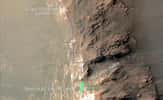 Le 9 février 2015 (Sol 3926), il ne restait plus que 200 m à parcourir à Opportunity sur le bord ouest du grand cratère Endeavour (22 km de diamètre) pour achever son premier marathon, soit 42,195 km, commencé il y a 11 ans. Après l’exploration du petit cratère Spirit of Saint Louis, le rover s’engagera dans la vallée de Marathon où affleurent différents types de minéraux hydratés. Image prise par l’orbiteur MRO. © Nasa, JPL-Caltech, University of Arizona