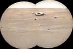 Photographie prise par Perseverance sur Mars montrant un étrange bloc de taille plutôt imposante et interprété comme une météorite © NASA/JPL-Caltech/LANL/CNES/IRAP/Kevin M. Gill, Flickr, cc by 2.0