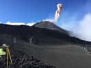 Scientifiques travaillant sur le Mont Etna. © Nikola Rogic, imaggeo.egu.eu