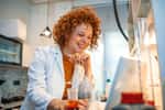 Cette jeune chimiste évolue dans une communauté scientifique où les femmes sont bien plus présentes qu'auparavant, même si les postes à responsabilités sont encore majoritairement occupés par des hommes. © Dragana Gordic, Adobe Stock