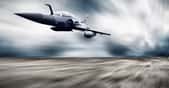 Lorsqu’un véhicule, généralement un avion de chasse, dépasse la vitesse du son dans l’air, on dit qu’il franchit le mur du son. © Andrey Yurlov, Shutterstock