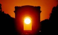 Le 09/05/2014 : le soleil se couche dans l'axe de l'Arc de Triomphe. © DR