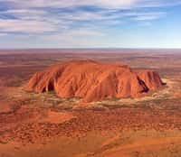 Uluru, aussi connu sous le nom anglais d’Ayers Rock, est un inselberg en grès au centre de l’Australie. C’est un lieu sacré pour les peuples aborigènes Pitjantjatjara et Yankunytjatjara. © Corey Leopold, cc by 2.0