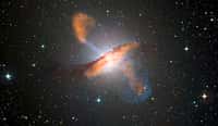 Une image de Centaurus A, révélant les jets émis par le très actif trou noir central de la galaxie. Ceci est une image composite obtenue avec trois différents instruments, fonctionnant à différentes longueurs d'onde. Les données submillimétriques à 870 microns de l’instrument Laboc sur Apex sont montrées en orange. Les données aux rayons X de Chandra sont montrées en bleu. Les données de lumière visible du Wide Field Imager (WFI) du télescope MPG-Eso de 2,2 mètres situé à La Silla, au Chili, montrent les étoiles et la ligne de poussières caractéristique de la galaxie quasiment en couleurs « réelles ». © Eso, Nasa