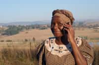 En Afrique, le téléphone portable est aujourd'hui l'un des principaux moyens de communication et même, d'échanges marchands. © Alistair Cotton, Fotolia