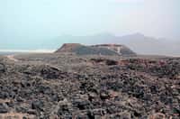 L'Ardoukôba, baptisé par Haroun Tazieff du nom du secteur où il est apparu, est un volcan de type fissural à éruption basaltique. Situé sur le rift d'Asal, entre le lac Asal et le Ghoubbet-el-Kharâb, à l'ouest de Djibouti, il a fait une unique éruption du 7 au 14 novembre 1978, libérant plus de 43 mégatonnes de basaltes à phénocristaux et 6 milliards de mètres cubes de gaz constitués de 80 % d'eau. © Rolfcosar, Wikipsédia, GNU 1.2