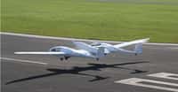 Le HY4 au décollage de l'aéroport de Stuttgart, le 29 septembre 2016. Ce prototype est un outil de recherche pour étudier la possibilité d'avions à motorisation électrique alimenté par une pile à combustible fonctionnant à l'hydrogène embarqué et l'oxygène de l'air. © H2Fly, DLR