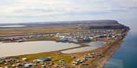 La Pointe Barrow ou Nuvuk est une péninsule de la côte arctique dans l’état de l’Alaska, à 14 km au nord-est de la localité de Barrow (vue aérienne). C’est le point le plus septentrional de l’Alaska et des États-Unis. © Wikimedia Commons, cc by sa 2.5