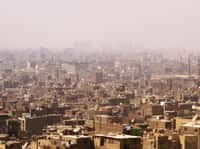 Une vue du Caire en plein smog. Des vagues de chaleur&nbsp;avec des températures pouvant dépasser les 40 °C sont très dures à supporter dans ce genre de ville. La population de l’Égypte compte déjà 88 millions de personnes. Que feront-elles si elles deviennent des réfugiés climatiques ? © Wikipédia cc by sa 3.0