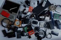 Le plastique noir provient souvent de déchets électroniques recyclés contenant des additifs chimiques. © damrong, Fotolia