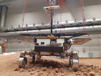 Le Ground Test Model d'ExoMars Rosalind Franklin. Ce modèle de test autant représentatif que possible du « vrai » rover martien est chargé de simuler les activités que réalisera ExoMars lorsqu'il sera sur Mars. © Thales Alenia Space