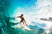 Le surf est un des sports pouvant provoquer l'apparition d'exostose. © EpicStockMedia, Adobe Stock