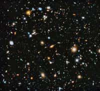 Image composite du champ ultraprofond d’Hubble photographiée entre 2003 et 2012 dans trois gammes de&nbsp;rayonnements, le&nbsp;proche infrarouge, le&nbsp;visible et l'ultraviolet. Il s’agit du panorama galactique le plus coloré composé par le télescope spatial. Environ 10.000 galaxies sont éparpillées dans ce petit échantillon de la voûte céleste australe,&nbsp;et qui&nbsp;est quasiment dépourvu d’étoiles de notre Voie lactée au premier plan. Il ne s'agit que d'une infime partie de l'univers. © Nasa, Esa, H. Teplitz et M. Rafelski (IPAC/Caltech), A. Koekemoer (STScI), R. Windhorst (Arizona State University) et Z. Levay (STScI)