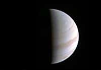 Jupiter photographiée par la sonde Juno le 27 août 2016, à quelque 703.000 km. Un peu plus tard, la sonde survolait le pôle de la plus grosse planète du Système solaire à seulement 4.200 km. La première des 36 orbites prévues venait d’être achevée. © Nasa, JPL-Caltech, SwRI, MSSS