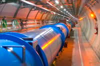 Une vue du tunnel de 27 kilomètres de circonférence où le LHC fait circuler des protons presque à la vitesse de la lumière. Certains des phénomènes ayant eu lieu pendant le Big Bang sont reproduits dans leurs collisions. © Cern