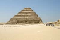 La pyramide à étages de Djéser est l’un des nombreux trésors de la nécropole de Saqqarah. © CC BY-SA 4.0, Vyacheslav Argenberg