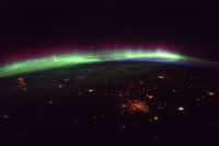 « La vue de nuit est tout simplement magnifique ces derniers temps : peu de nuages, des aurores intenses. Je ne peux pas détourner le regard des fenêtres » Thomas Pesquet. © ESA/NASA