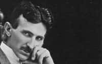 Nikola Tesla à 40 ans. un inventeur gnial et prolifique né en Serbie. © Domaine public