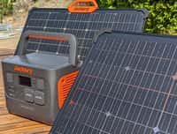 La station électrique portable Explorer 1000 Pro de Jackery et les panneaux solaires SolarSaga 80 W.&nbsp;© Futura