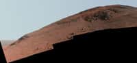 Assemblage d’images prises avec la Pancam d’Opportunity les 29 et 30 octobre 2015 (jours martiens 4.182 et 4.183 depuis le début de la mission). Depuis fin janvier 2016, le rover escalade cette pente, dans le but d’examiner les roches au sommet, une «&nbsp;zone rouge&nbsp;» qui a été baptisée Knudsen Ridge. Les images sont traitées de façon à mieux distinguer les matériaux. © Nasa, JPL-Caltech, Cornell Univervisity, Arizona State University