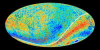 Planck a révélé en 2013 un nouveau visage de l'univers en permettant de dresser la carte la plus précise à ce jour de la température du rayonnement fossile sur la voûte céleste. D'autres caractéristiques de ce rayonnement ont été mesurées, riches en implications pour l'infiniment grand et l'infiniment petit. Mais de curieuses anomalies sont apparues, dont quelques-unes figurent sur cette carte. Une étrange asymétrie des fluctuations de température existe entre les deux hémisphères de la voûte céleste, ainsi qu'une zone anormalement froide indiquée par le cercle blanc en bas à droite. Que vont nous révéler les dernières analyses des données collectées par Planck à ce sujet ? © Esa, Planck Collaboration