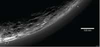 Comme l’indiquent les flèches, toutes les couches de brume ne sont pas parallèles : une des plus basses (ici à 5 km d’altitude) descend jusqu’à toucher la surface de Pluton. © Nasa, JHUAPL, SwRI, AAAS, Science