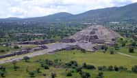 La pyramide de la Lune est un édifice central de Teotihuacan, bâtie pour servir d’observatoire au centre de la cité. © Domaine public, Gorgo