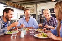 Les scientifiques ont observé le comportement de clients d’un restaurant : les hommes mangeaient beaucoup plus en présence des femmes. © Monkey Business, Fotolia