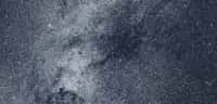 Ce détail du panorama nord du Tess&nbsp;présente une région de la constellation du Cygne. Au centre, la nébuleuse sombre tentaculaire Le Gentil 3, vaste nuage de poussière interstellaire, obscurcit la lumière d'étoiles plus éloignées. Une vrille proéminente s'étendant vers le bas, à gauche, pointe vers la brillante nébuleuse de l'Amérique du Nord, gaz incandescent ainsi nommé pour sa ressemblance avec le continent. © Nasa,&nbsp;MIT, Tess&nbsp;et Ethan Kruse (USRA).