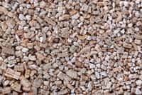 La vermiculite est un isolant qui fait partie de la famille des micas. © Vandycandy, Adobe Stock