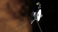 Une vue d'artiste de la sonde Voyager 1 sur le point de pénétrer dans le plasma du milieu interstellaire, que l'on voit sur la gauche représenté sous forme d'une brume orange. En fait, il semble maintenant bien établi que Voyager 1 vogue dans le milieu interstellaire depuis août 2012. © Nasa, JPL-Caltech